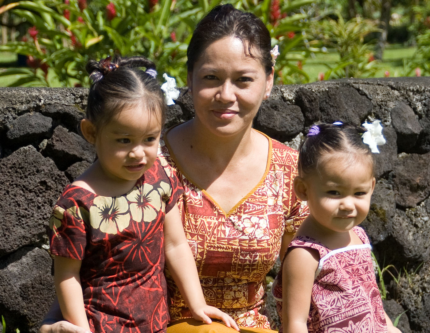 Photo of a mother with her two daughters in Samoa by Marge d'Wylde